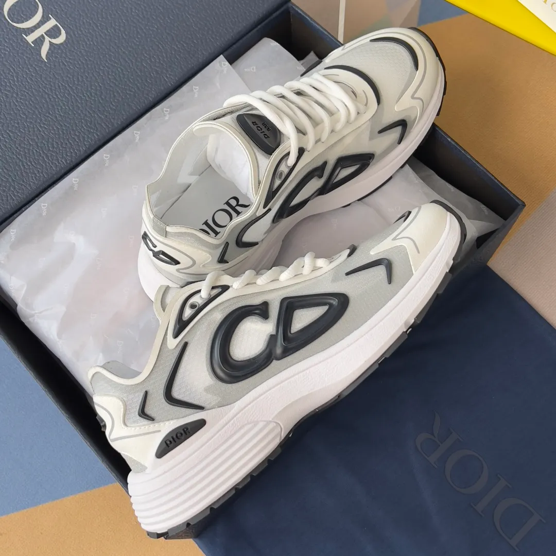 [DIOR] P: 560💰 Men's 39-44 (customized at 45.46) Dior Dior B30 series Countdown technology sneakers casual dad shoes This B30 Countdown technology sneaker is a new product in the 2026 spring men's wear series. The sports silhouette combines high-end logos and technological performance, making it unique. Lightweight and comfortable, it's inspired by modern running and crafted from materials like white and gray N30 nylon, a breathable technical fabric with multiple layers of translucence. Decorated with navy blue injection molded rubber panels and a graphic reinterpretation of the CD30 logo to enhance the style. Rubber Dior B30 and CD30 logos on the tongue and backside. The textured-effect sole is made from elastic rubber and foam and features classic details for ideal comfort. Can be matched with sportswear and casual outfits to create a sophisticated look. Exquisite packaging at the delivery counter 🛍📦 ▪️Fabric: original customized technical fabric + mesh ▪️Inner lining: customized breathable lining ▪️Outsole: original molded IP foam + TPU outsole ▪️Insole thickness: 3.5CM